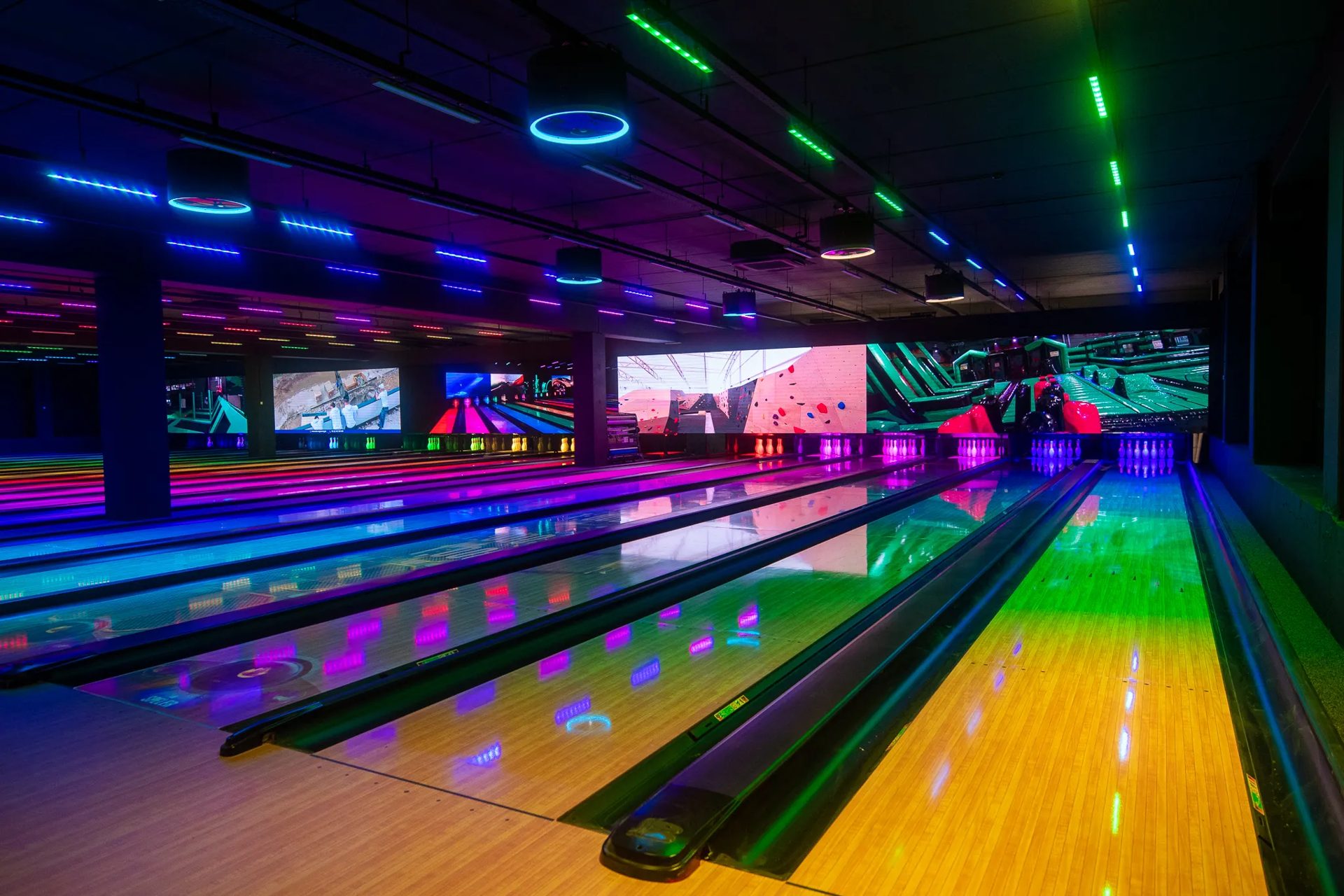 LED wall bowling lanes